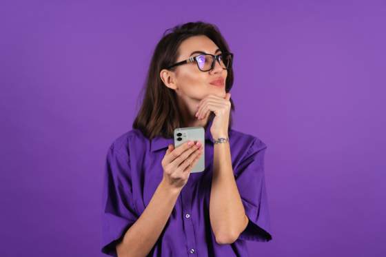 Persona usando la plataforma de inversiones de Sureti